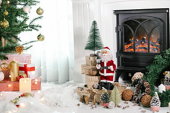 Sapin de Noël, chambre décorée, figurine de santa, cheminée illuminée, scène de Noël festive, jouets, décorations de vacances, décorations de Noël, Cadeaux de noël, pommes de pin, lumières de Noël
