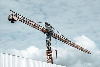 věžový jeřáb, staveniště, zatažená obloha, stavební vybavení, průmyslové stroje, stavba budovy, stavební průmysl, stavební jeřáb, dramatická obloha, vybavení staveniště