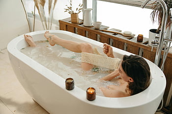 kobieta w wannie, Ciepłe światło świec, relaks w pomieszczeniach, spokojny moment, wanna z wodą, Wanna Candlelit, kąpiel wewnętrzna, relaksująca kąpiel, Kobieta relaksująca, Przytulna kąpiel, Scena wanny