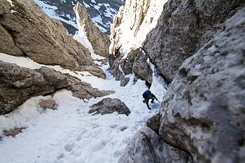 uomo che cammina, montagna di roccia, la neve, scalatore, montagna rocciosa innevata, Avventura invernale, la sfida della natura, terreno innevato, alpinismo, avventura all'aria aperta, paesaggio invernale