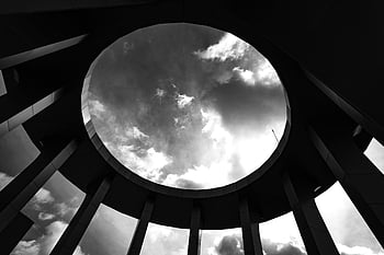 foto skala abu-abu, bangunan bundar, lubang, hitam dan putih, Skylight Arsitektur Lingkar, langit mendung, desain arsitektur, struktur melingkar, Tampilan Skylight, hari yang mendung, gambar monokrom