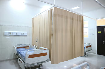 camas de hospital, sala de hospital tranquila, cortinas de privacidad, Surabaya, Indonesia, instalación médica, atencion al paciente, ambiente de atención médica, interior del hospital, Equipo medico, camas de pacientes