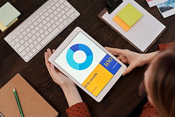 digitální tablet, Ruce držící tablet, pohled shora, Nastavení kanceláře, graf zobrazení, obchodní data, výsečový graf, Měsíční zisk, pracovní stůl, samolepící papírky, klávesnice