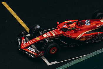 Formel Eins, schnelle Geschwindigkeit, rotes Auto, Rennstrecke, Dynamischer Schuss, Geschwindigkeit, Präzision, Formel eins Auto, Bahnrennen, Motorsport, Formel-1-Rennen