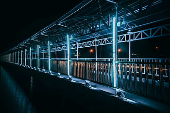 白い導かれたライト、 照らされた通路、 夜景、 モダンデザイン、 鮮やかなライト、 幾何学的なデザイン、 都市照明、 建築写真、 夜間のシーン、 街並み、 構造要素