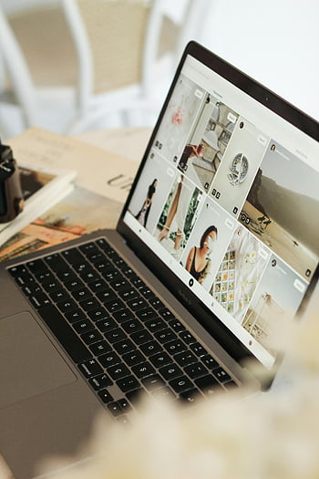 laptop, Galeri Gambar, meja kayu, teknologi, ruang kerja, Buka laptop, tampilan foto, gambar digital, lingkungan kerja, Ruang kerja modern, penelusuran gambar