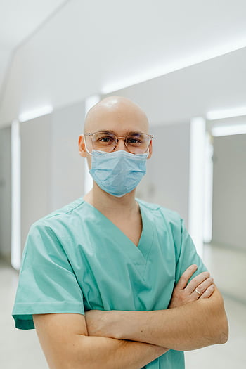 Hälso-och sjukvårdspersonal, krickskrubb, Läkare, scrubs, mask, modernt sjukhus, korridor, armarna korsade, Vårdpersonal, sjukhuspersonal