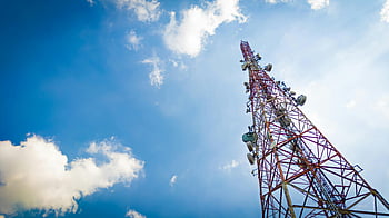 távközlési torony, felhős ég, kék ég, vezeték nélküli kommunikáció, információs technológia, magas távközlési torony, tiszta kék ég, Depok, Indonézia, kommunikációs technológia, antenna torony