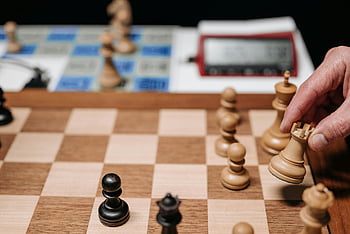 sjakkbrikker, sjakkbrett, nærbilde, håndbevegelse, intens spill, Fokusert spill, sjakkstrategi, sjakk turnering, Sjakk timer, Sjakk Match, sjakkspillere