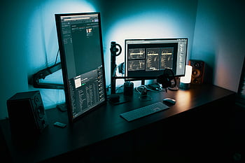 Black Flat Screen Monitor, Nastavení duálního monitoru, Současný kancelářský stůl, Stylové osvětlení, Techní nadšenci, počítačový monitor, kancelářský prostor, moderní stůl, Duální displej, Tech Workspace, okolního osvětlení