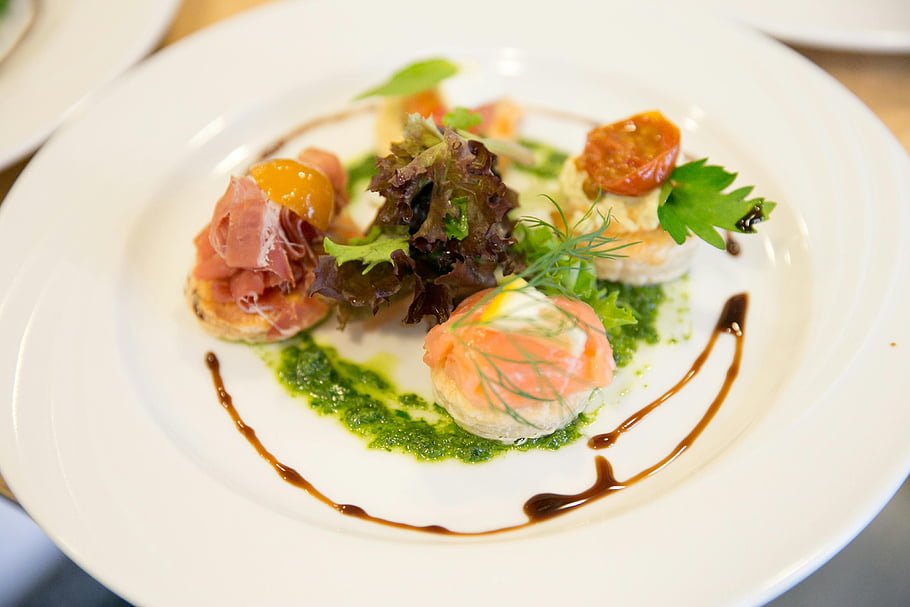 füstölt lazac, prosciutto, zöldek, fehér lemez, ínyenc étel, gyönyörűen bevont, saláta, szósz, élelmiszer-fotózás, konyhaművészet, jó étkezés