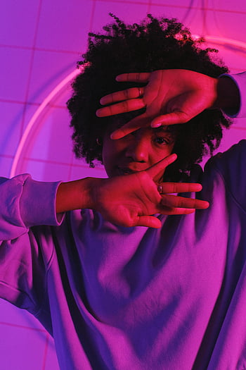černá žena, tanec, studio, neonová světla, kreativní portrét, žena pózuje, zvedl ruce, barevný výraz, afro vlasy, fialové osvětlení, Expresivní pozice