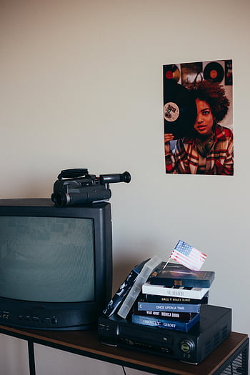 Vintage Televizyon, retro iç, bağbozumu tv, Video kamera, müzik posterleri, Amerikan bayrağı, kitap yığını, DVD oynatıcı, duvar Sanatı, ekose gömlek, kulaklık