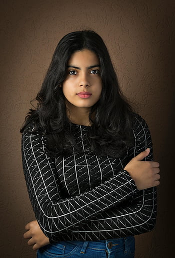 donna, camicia a maniche lunghe nera, Giovane donna fiduciosa, lunghi capelli scuri, abbigliamento casual, ritratto al coperto, ritratto di Close-up, impostazione interna, posa sicura, Stile casual