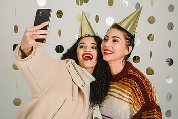 partyhattar, glada kvinnor, selfie, smartphone, festevenemang, partiselie, guld fest hattar, festlig bakgrund, Kvinnor som tar selfie, glad selfie
