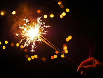 prskavka, Osvětlený žabku, živý prskavka, tmavé pozadí, bokeh světla, oslava, zářící prskavka, noční scénu, Slavnostní světla, ruka drží prskavka, šumivý efekt