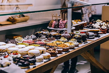 koblihy, bagel displej, pekařství, pečivo, milovníci potravin, Kulinářské nadšenci, lákavé displej, různé koblihy, pekařský displej, sladké dobroty, Displej pečiva