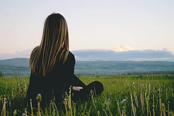 Frau, schwarzes Langarmhemd, grüne Wiese, Szenische Bergaussicht, Sonnenuntergang, friedlicher Moment, Entspannung im Freien, Naturszene, Gelassene Umgebung, Landschaft Landschaft, ruhige Einstellung