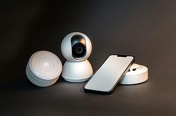 chytrý telefon, Fotoaparát, čidla, inteligentní domácí zařízení, minimalistické pozadí, elegantní design, moderní technologie, Chytrá zařízení, automatizace domácnosti, bezpečnostní kamera, inteligentní reproduktor