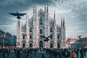Milán, Katedrála Duomo, letecký pohled, kultovní mezník, živý dav, ptáků za letu, historické architektury, gotický styl, turistická atrakce, panoráma města, milan itálie