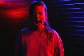 fêmea assustada, gritando, sala escura, dramaticamente iluminado, tons vermelhos, tons azuis, mulher gritando, expressão intensa, iluminação néon, cena de terror, intensidade emocional