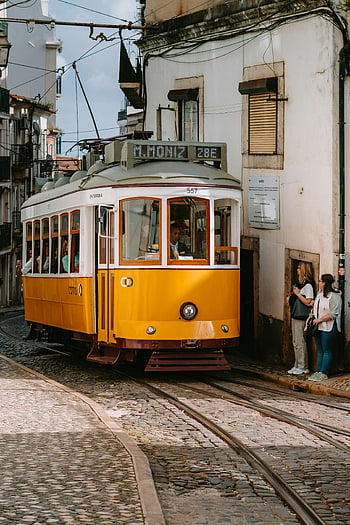Lisabon, žlutá tramvaj, Historické ulice, Vintage tramvaj, dlážděné ulice, Portugalsko, M. Moniz, 28E, tramvaj 557, turistická atrakce, panoráma města
