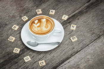tasse de thé en céramique blanche, cuillère à café d'argent, cappuccino, latte art, lettres de scrabble, Bonjour, table en bois, tasse à café, café matinal, art du café, boisson au café
