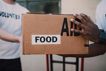 dobrovolníků, potravinovou pomoc, hnědý box, podpora komunity, předání, označení, charity, dar, box na pomoc, dobrovolnická práce, Pomoc s potravinami