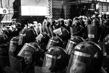 fotografie ve stupních šedi, Lidé s štíty, přilby, černobílé fotografie, Alžírská policie, policejní výstroj, protest, Černý a bílý, vymáhání práva, veřejný pořádek, pořádková služba