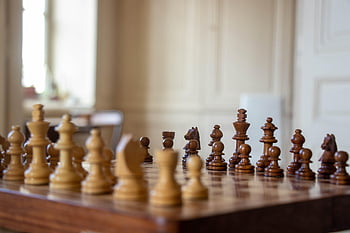 scacchi, pezzi degli scacchi, gioco da tavolo, scacchiera, pezzi di scacchi marroni, strategia, tattica, gioco, avvicinamento