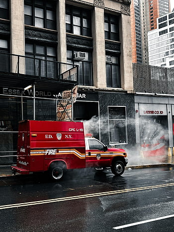 Truk pemadam kebakaran FDNY, kota New York, jalan hujan, uap naik, pemandangan kota, Truk Pemadam Kebakaran Merah, Cityscape, kendaraan darurat, pusat kota nyc, trotoar basah, Tangga Co. 10