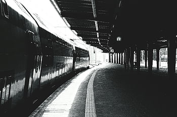 Fotografia in scala di grigi, stazione ferroviaria, foto monocromatica, stazione vuota, viaggio, solitudine, treno, piattaforma, architettura della stazione, bianco e nero, paesaggio urbano