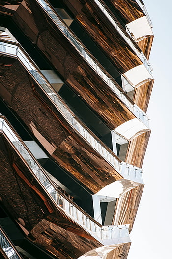 현대적인 건물, 미래의 마천루, 동적 모양, 초록보기, 현대 건축, 기하학적 설계, 도시 거리, 건축 조각, 혁신적인 디자인, 반사형 외관, 도시 경관 요소