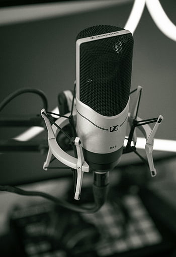 kondenzátorový mikrofon, Fotografie selektivního zaměření, Moderní nahrávací studio, detail mikrofon, Elegantní nastavení mikrofonu, Přesné zachycení zvuku, Mikrofon Sennheiser, studiový mikrofon, Zvukové zaznamenávací zařízení, profesionální mikrofon, stojan na mikrofon