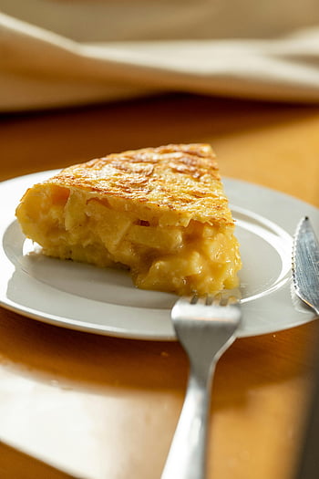 스페인 오믈렛, 오믈렛 조각, 흰 판, 아침 식사 요리, 식욕을 돋우는, 음식 사진, 스페인 요리, 계란 요리, 전통적인 레시피, 아침 식사, 플레이트 프리젠 테이션