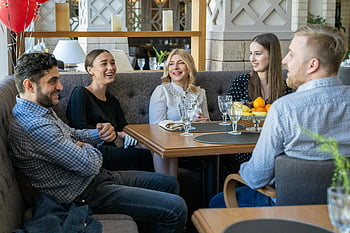 schůze skupiny, restaurace, radostná konverzace, Útulné nastavení, pět dospělých, vnitřní shromáždění, jídelní stůl, sociální interakce, neformální setkání, Přátelská atmosféra, interiér restaurace