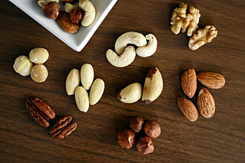 barna dió, fa panel, nagy látószögű fénykép, Egészséges snackelés, Különböző diófélék, közelkép, faasztal, kesudió, mandula, dió, pekándió