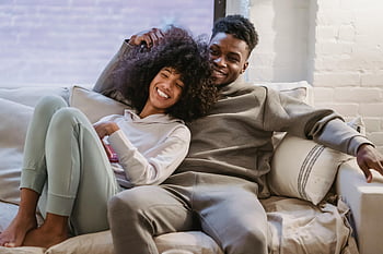 afroamerické pár, mazlení, usmívající se, gauč, Útulný okamžik, mladý pár, uvolněný, Domov, milovat, štěstí