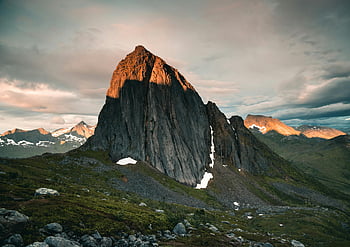 Segla Peak, vista del atardecer, sombras dramáticas, Troms OG Finnmark, Noruega, paisaje de montaña, disparo de avión no tripulado, belleza natural, Montaña de Segla, vista panorámica, fotografía al aire libre