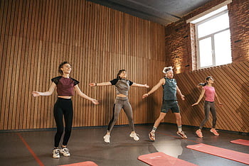 sală de fitness, Jacks -uri sărituri, Gimnastică modernă, exercițiu de grup, adulți care fac exerciții fizice, sală de gimnastică, Clasa de antrenament, grup de fitness, rutină de exerciții fizice, Fitness interior, activități de gimnastică
