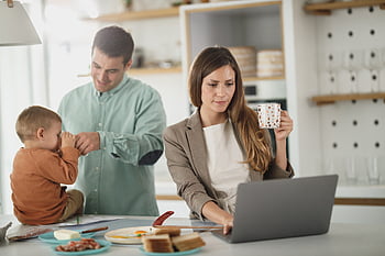 lavoro, famiglia, genitori, madre, prima colazione, mattina, caffè, il computer portatile, casa, ufficio, attività commerciale