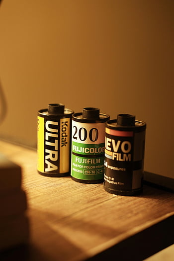 vinobraní filmové role, Kodak Ultra, Fujicolor fólie, teplé osvětlení, dřevěný povrch, fotografický film, žluté pozadí, fujifilm, filmové značky, retro film, 35mm film