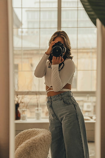 kobieta robienia zdjęć, aparat dslr, nowoczesny pokój, elegancka kobieta, Zdjęcie, fotografia wnętrz, duże okno, Zwyczajny outfit, naturalne światło, współczesne otoczenie, fotografka