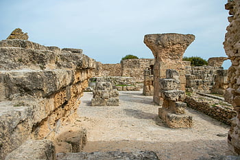 Alte Steinruinen, Karthago, UNESCO-Weltkulturerbe, Tunesien, Historischer Karthago, verwitterter Stein, antike Ruinen, archäologische Fundstätte, Historische Seite, Steinstrukturen, alte Zivilisation