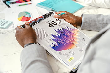 実業家、 分析する、 多彩な統計データ、 オフィス設定、 閉じる、 紙の上のグラフ、 グラフを見ている男性、 統計分析、 オフィスワーク、 データの視覚化、 ビジネス分析