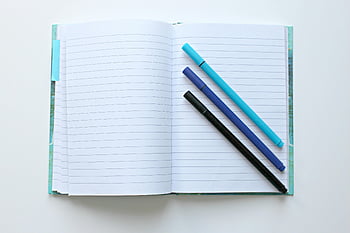 cahier ouvert, stylos de couleurs assorties, cahier doublé, stylos colorés, surface blanche, Prendre des notes, tâches de bureau
