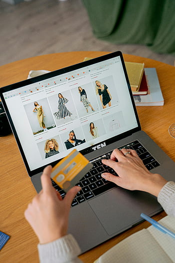 オンラインショッピング、 クレジットカード、 ノートパソコン、 オンラインファッションストア、 女性の買い物、 オンライン購入、 ファッションウェブサイト、 電子商取引、 オンライン小売、 オンラインストア
