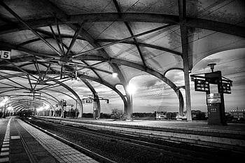 グレースケール写真、 建築写真、 空の駅、 黒と白、 現代的な駅、 アーチ型の天井、 線路、 駅プラットフォーム、 都市景観、 鉄道駅、 モノクロ画像