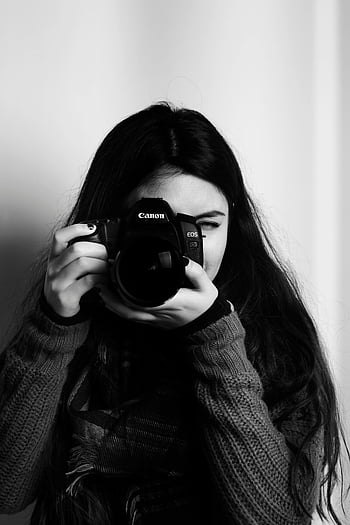 žena pořizování fotografií, Mladá žena, dslr fotoaparát, Nastavení studia, portrét, fotografování, Černý a bílý, kánon fotoaparát, fotografka, fotografování v interiéru, studiový portrét