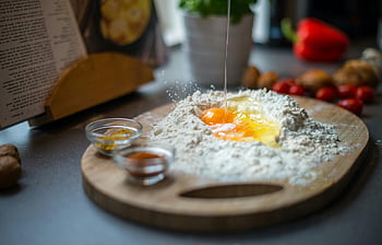 žloutek, prášek na pečení, mouka, vejce, koření, dřevěná deska, Útulná kuchyně, ingredience na pečení, detail, Nastavení kuchyně, proces pečení